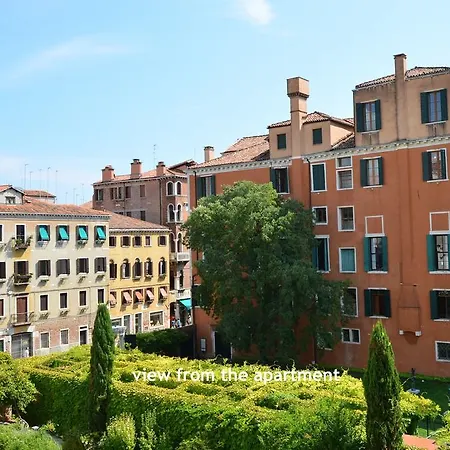 Апартаменты Arriving By Train, 4pax, Aircond, Wifi *