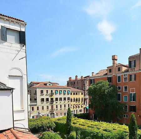 Arriving By Train, 4Pax, Aircond, Wifi Apartment